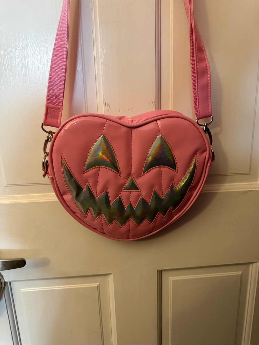 Nara Prado Vinyl Pink Heart-Shaped Jack-O'-Lantern Crossbody Bag Halloween - Picture 3 of 4